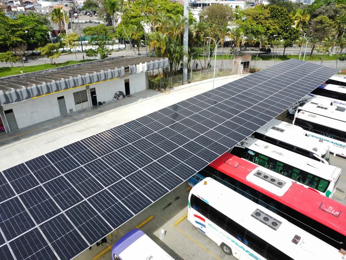 Carport solar sobre los buses en la Terminal de Transporte de Ibagué