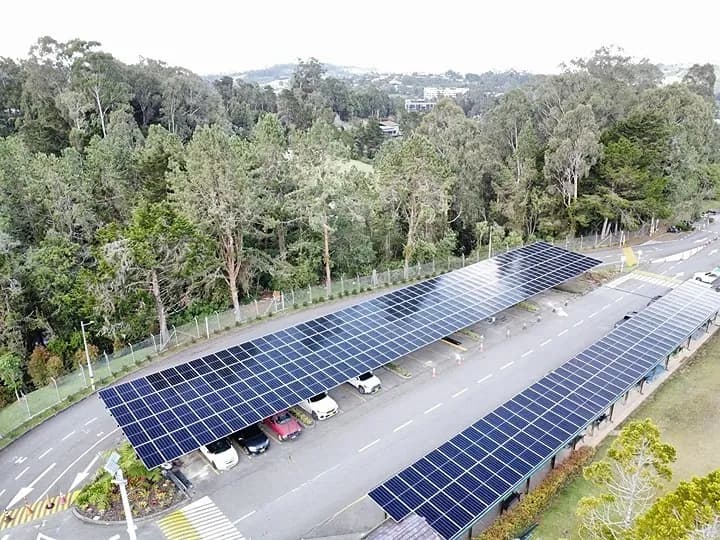 Carport solar en el parqueadero de The Columbus School, Envigado