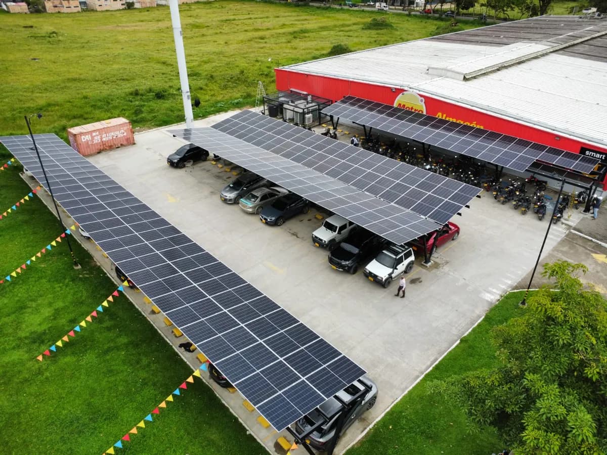 Carport solar en el parqueadero de la tienda Metro de Pitalito