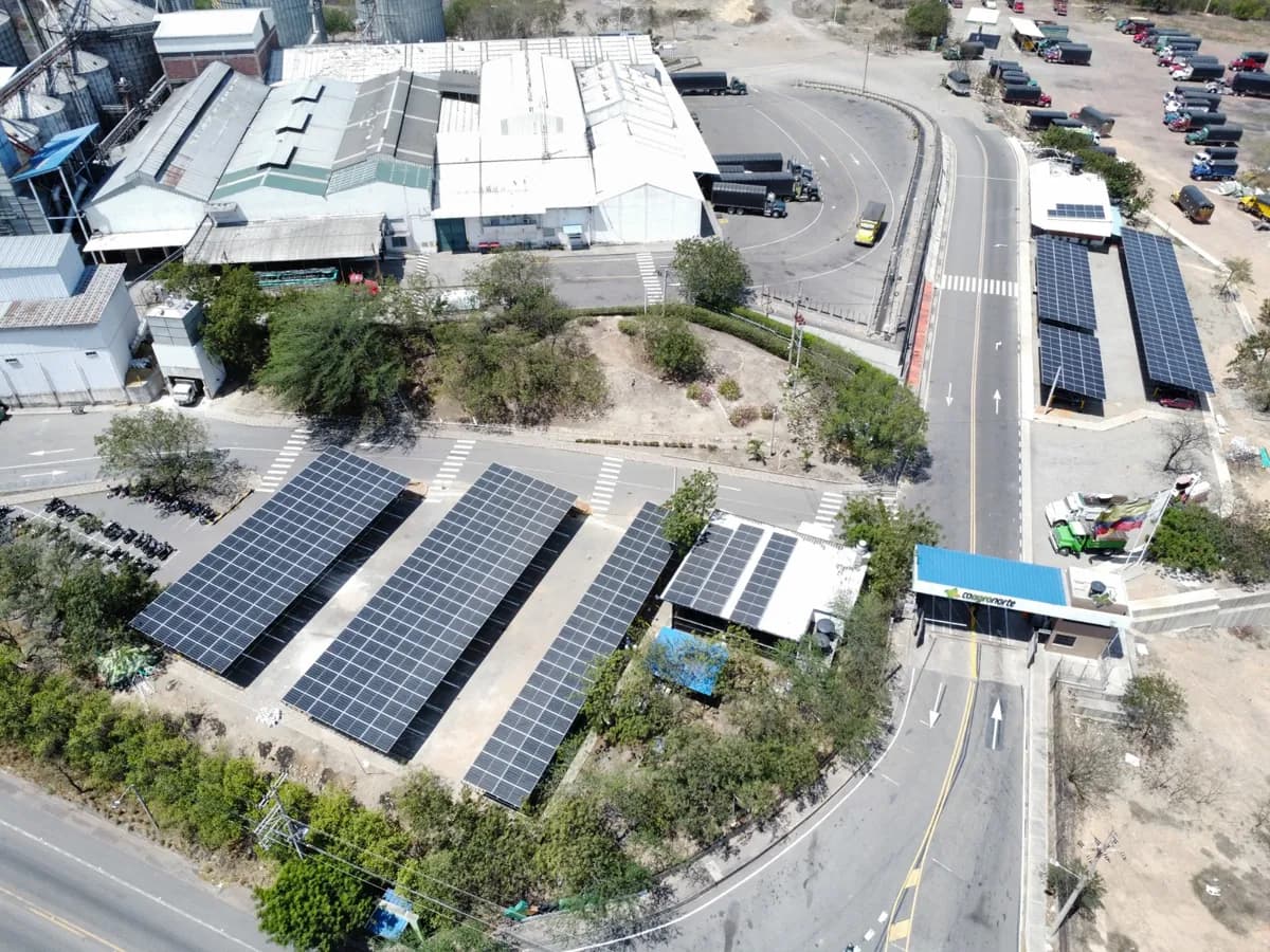 Carports solares en el parqueadero de Coagronorte, Cúcuta