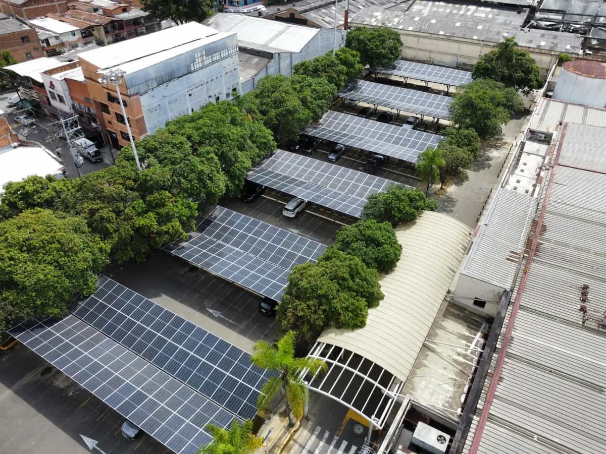 Carports solares entre los árboles del parqueadero de Easy 4 Sur, Medellín
