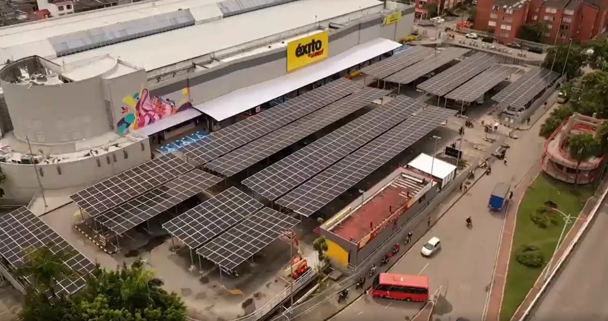 Carports solares en el parqueadero de Éxito Wow, Ibagué