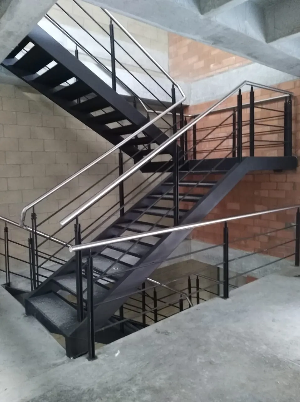 Escalera metálica interior con pasamanos