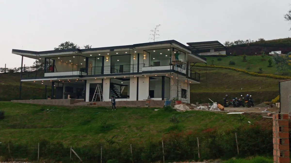 Vivienda con cubiertas y balcones en estructura metálica
