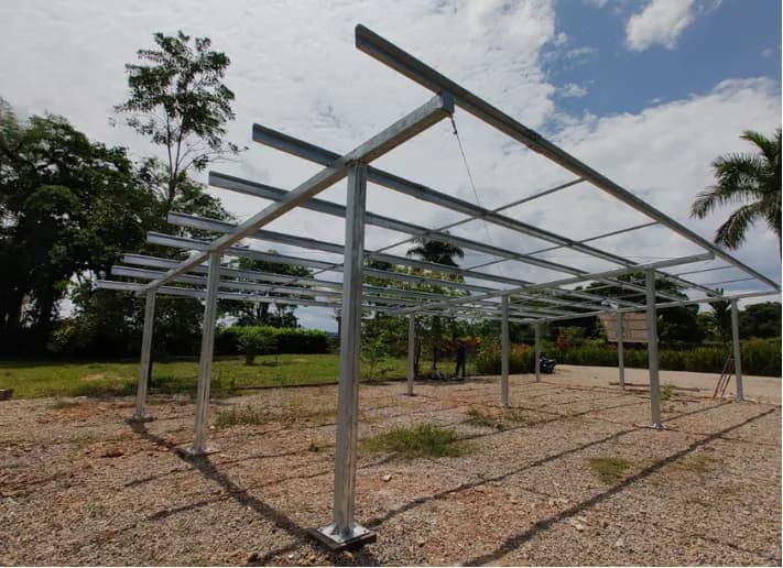 Estructura solar galvanizada antes del montaje de los paneles