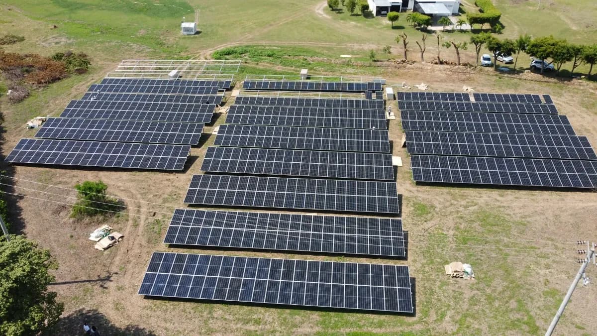 Estructura solar sobre suelo para una minigranja en Cundinamarca