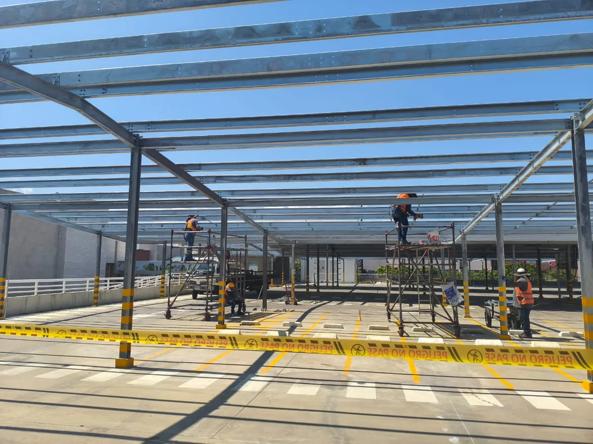 Montaje de una estructura metálica en obra