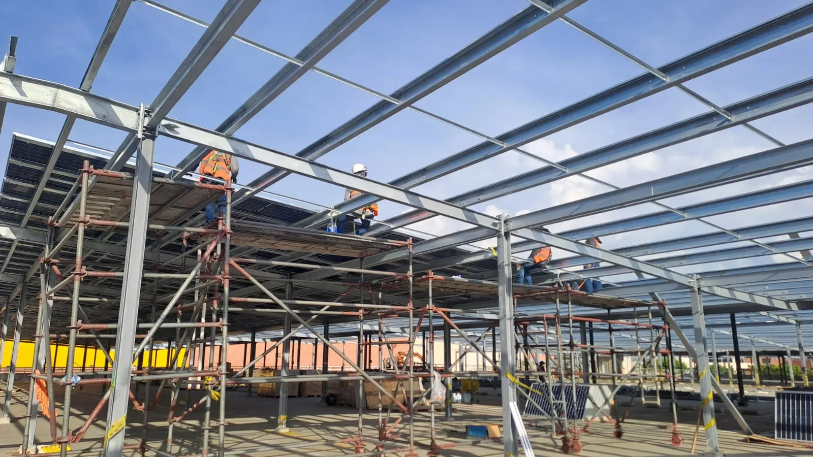 Equipo de Energética durante el montaje de una estructura metálica